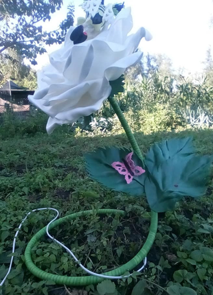 Світильник із ізолону. троянда з втомленою бджілкою.1 фото