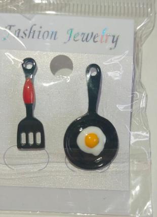 Сережки (лопатка та яєчня)