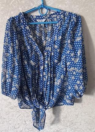 Рубашка свободного кроя.