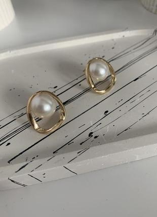 Золотистые серьги плесени с жемчужиной