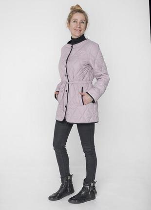 Трендовая женская демисезонная светлая куртка с поясом и капюшоном4 фото