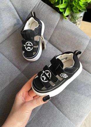 Босоніжки для хлопчиків та дівчаток