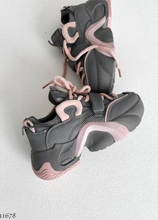 Сірі дуже круті кросівки з рожевими вставками на високій підошві
