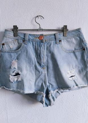 Короткие джинсовые шорты с дырками1 фото