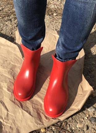 Суперэффектные красные резиновые ботинки3 фото