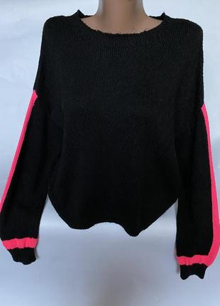 Стильный свитер с яркими вставками