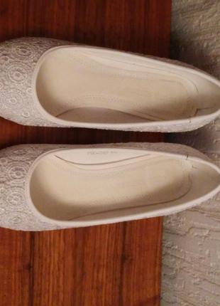 Туфлі білого кольору, шкіряні, мереживо, фирма louisa peeress1 фото