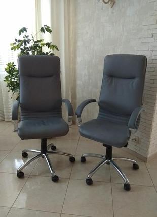 Пара шкіряних крісел для керівника, крісло шкіряне для керуєте