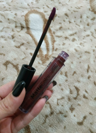 Матова стійка губна помада стигла вишня