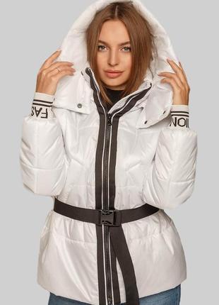 Молодежная женская демисезонная куртка белого цвета с поясом