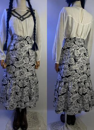Красива чорна біла довга спідниця максі юбка з рюшею в цікавий принт листочки з натуральної тканини