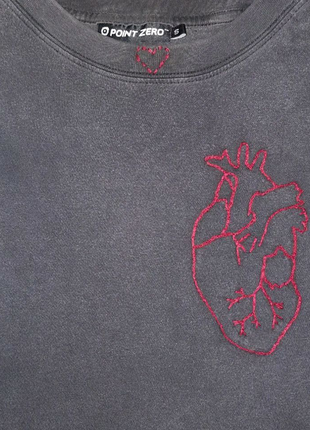 Custom футболка з вишитим сердцем2 фото