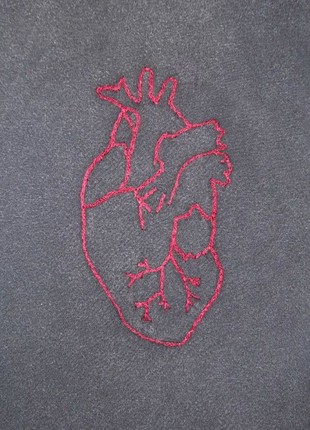 Custom футболка з вишитим сердцем3 фото