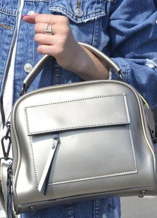 Невелика жіноча шкіряна сумка з ременем на плече 1835 silver срібляста1 фото