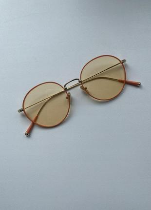 Помаранчеві солнцезахисні окуляри