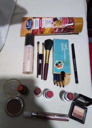 Лот косметики.