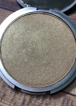 Тени хайлайтер золотой the balm thebalm bonnie-lou manizer6 фото