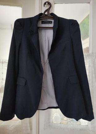 Великолепный черный блейзер/пиджак от zara приталенного кроя с выразительными деталями на плечах!)4 фото