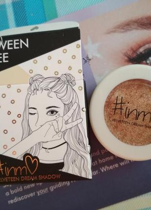 Металлические тени для век золотистые сша inmo
- velveteen dream shadow in kween bee