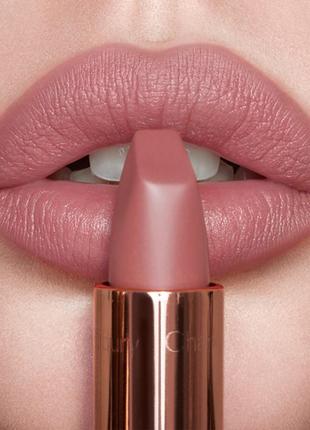 Матовая йпомада charlotte tilbury matte revolution pillow talk original 1.5 г2 фото