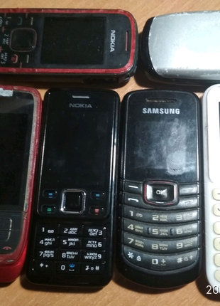 Мобільні телефони різних марок.