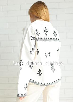 Жіночий піджак з вишивкою молочний3 фото