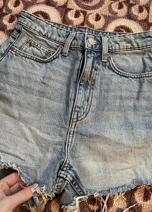 Джинсовые шорты с необработанным краем в голубом цвете