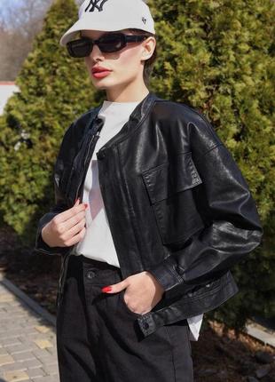 Стильна шкіряна жіноча куртка з накладними кишенями шкірянка шкіряний жіночий бомбер з еко-шкіри куртка еко шкіра