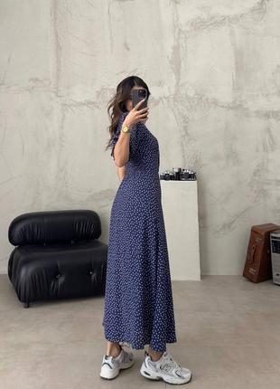 Платье миди с принтом в горошек на пуговицах с разрезом по ноге с вырезом в зоне декольте качественная стильная синяя2 фото