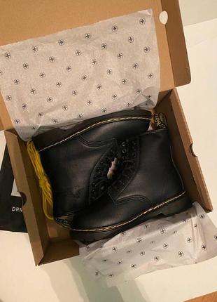 Жіночі зимові черевики dr. martens з хутром розпродаж2 фото