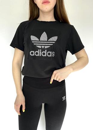 Футболочка adidas з обʼємним прорезиненим лого😎