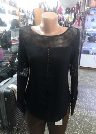 Чорна з красивим орнаментом блузка