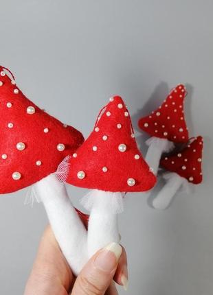 Ошатний мухомор з перловими намистинами ялинкова іграшка новорічні декоративні гриби мухомори1 фото