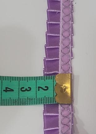 Тасьма  атласна призбирана, оздоблена  оксамитовою стрічкою з люрексом