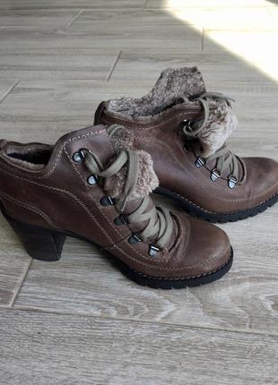Демисезонные ботинки цвета taupe на широком устойчивом каблуке3 фото