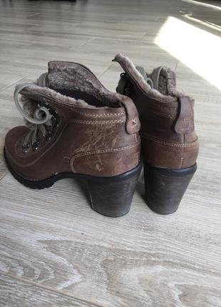 Демисезонные ботинки цвета taupe на широком устойчивом каблуке2 фото