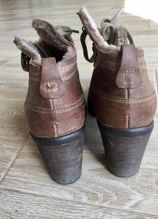 Демисезонные ботинки цвета taupe на широком устойчивом каблуке4 фото