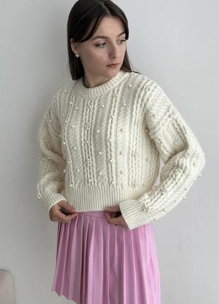 Теплый свитер с бусинами молочного цвет укороченный3 фото
