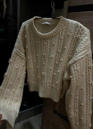 Теплый свитер с бусинами молочного цвет укороченный4 фото