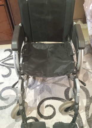 Инвалидная коляска и ходунки
