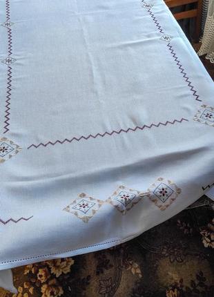 Вышитая скатерть ручной работы
