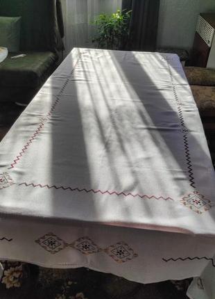 Вышитая скатерть ручной работы