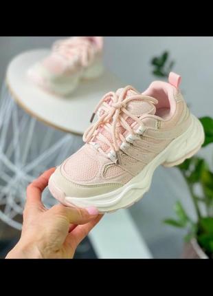 Шикарна модель кросівок