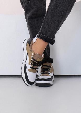 Кожаные низкие кроссовки с черно-бежевыми вставками, размер 39
