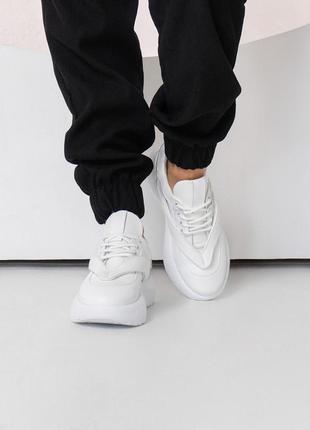 Білі шкіряні кросівки із вставками, розмір 412 фото