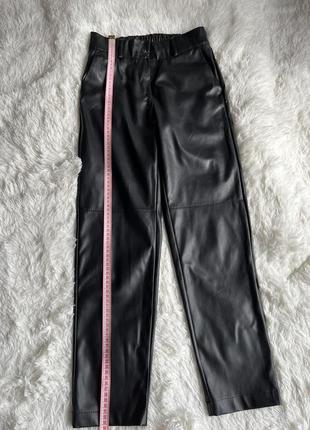 Женские брюки из эко-кожи черного цвета3 фото