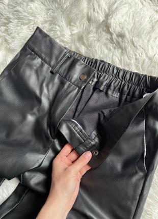 Женские брюки из эко-кожи черного цвета2 фото