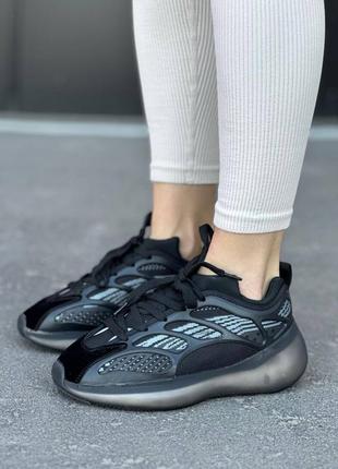 Чорні масивні кросівки жіночі4 фото