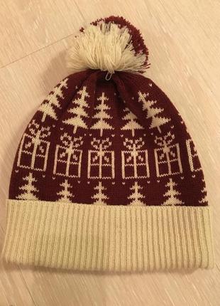 Очень красивая и стильная брендовая вязаная шапка.