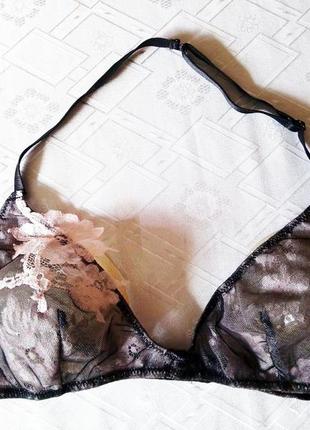 Гарний бра з глибоким вирізом і аплікацій.